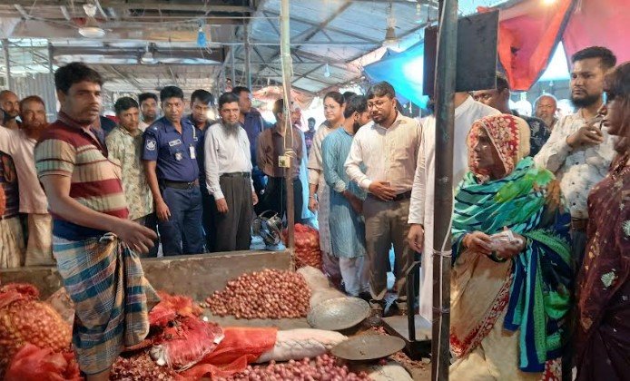 টাঙ্গাইলে দ্রব্যমূল্যে নিয়ন্ত্রণে বিশেষ টাস্কফোর্সের অভিযান, জরিমানা ২৫ হাজার